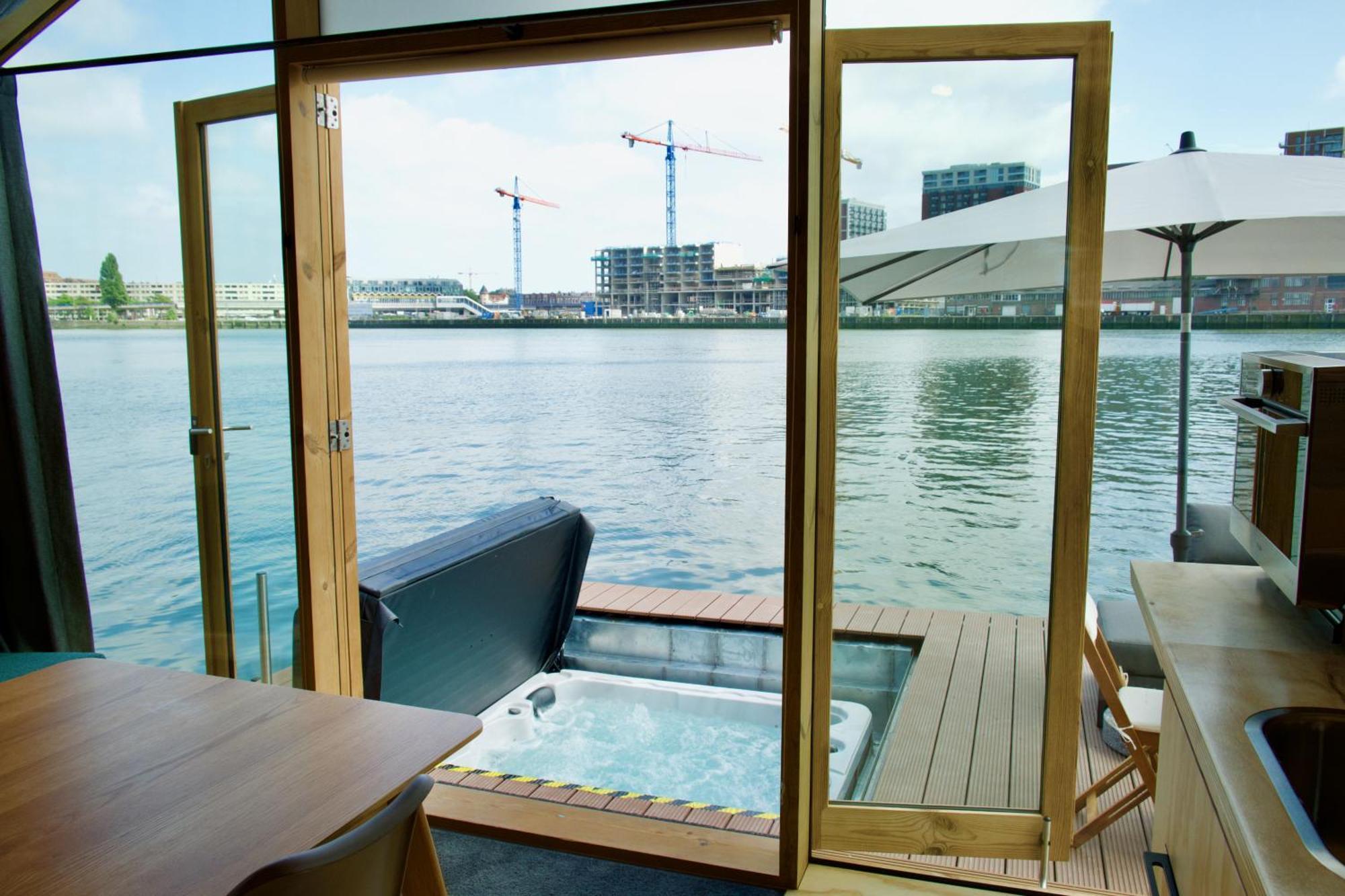 Wikkelboats At Floating Rotterdam Rijnhaven Vila Exterior foto